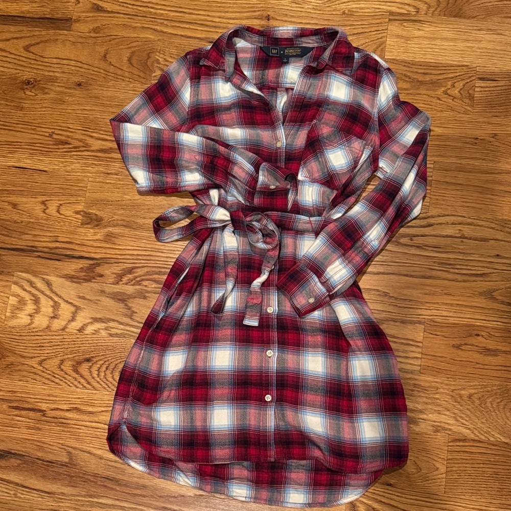 GAP Red, Navy and White Plaid Button-Up Shirt